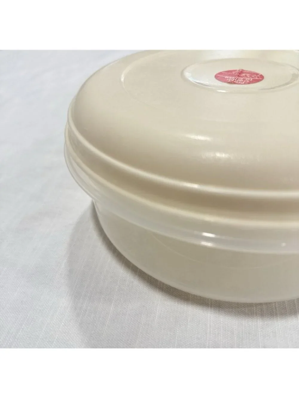 Vintage Rubbermaid Servin’ Saver Round 8” 2.4 Qt #4 Almond Lid Storage Container